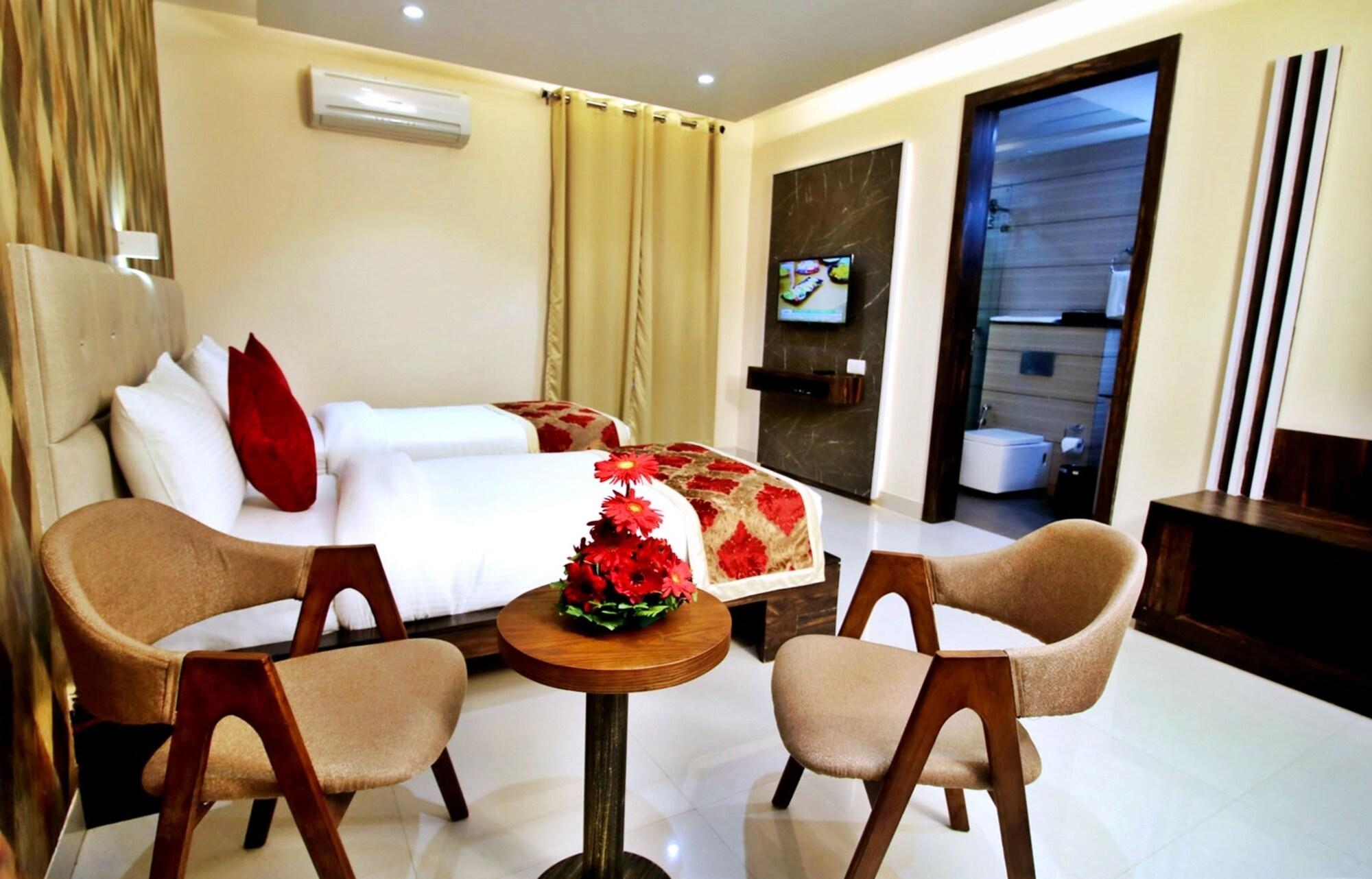Pinnacle By Click Hotels, Lucknow Exteriör bild