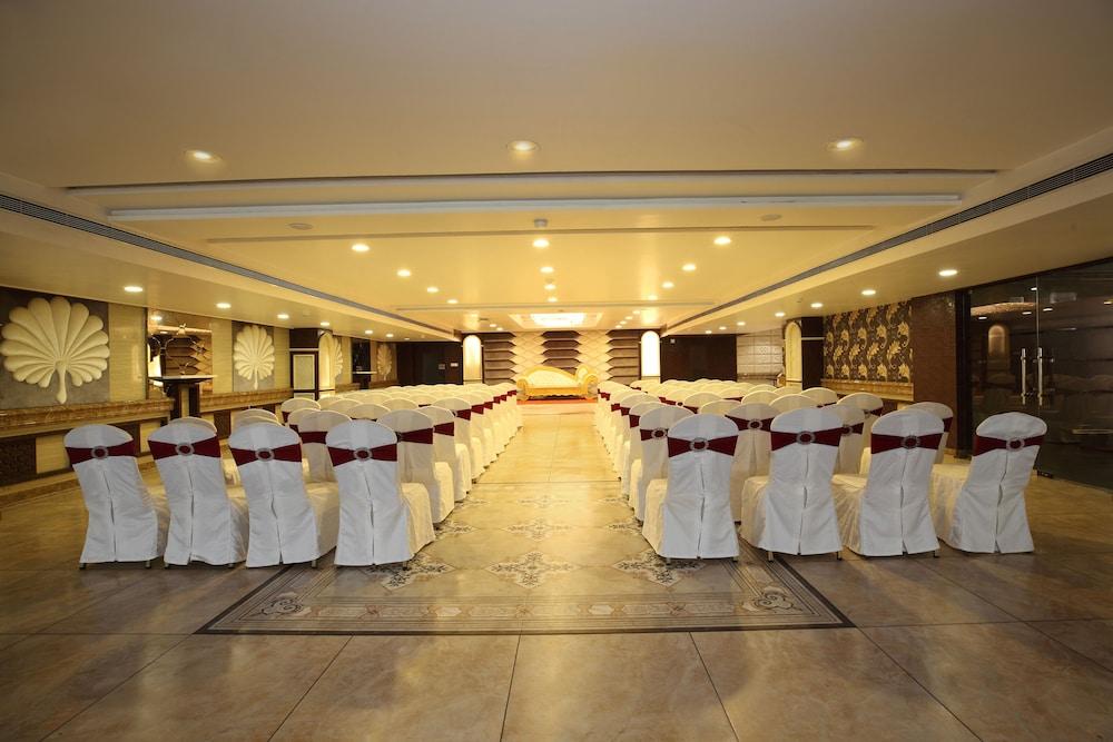 Pinnacle By Click Hotels, Lucknow Exteriör bild