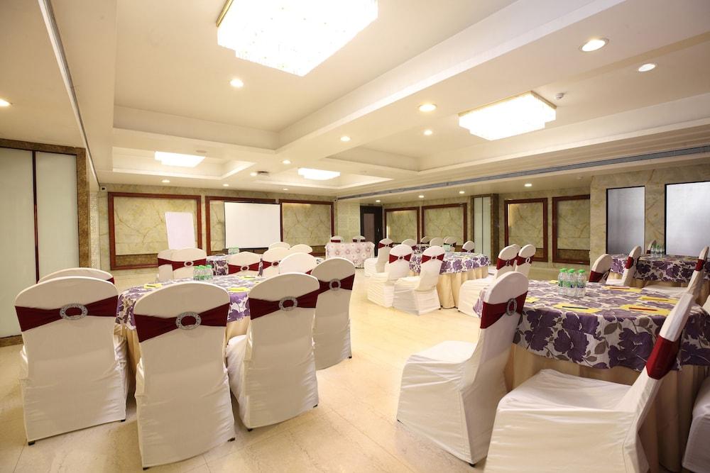 Pinnacle By Click Hotels, Lucknow Exteriör bild