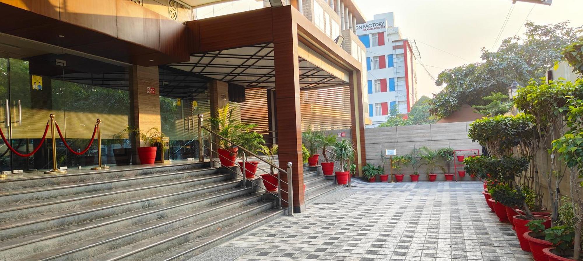 Pinnacle By Click Hotels, Lucknow Exteriör bild