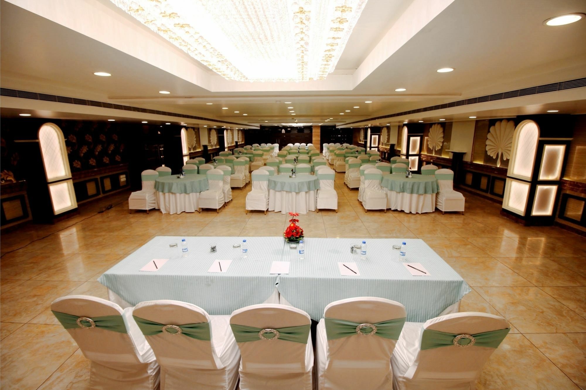 Pinnacle By Click Hotels, Lucknow Exteriör bild