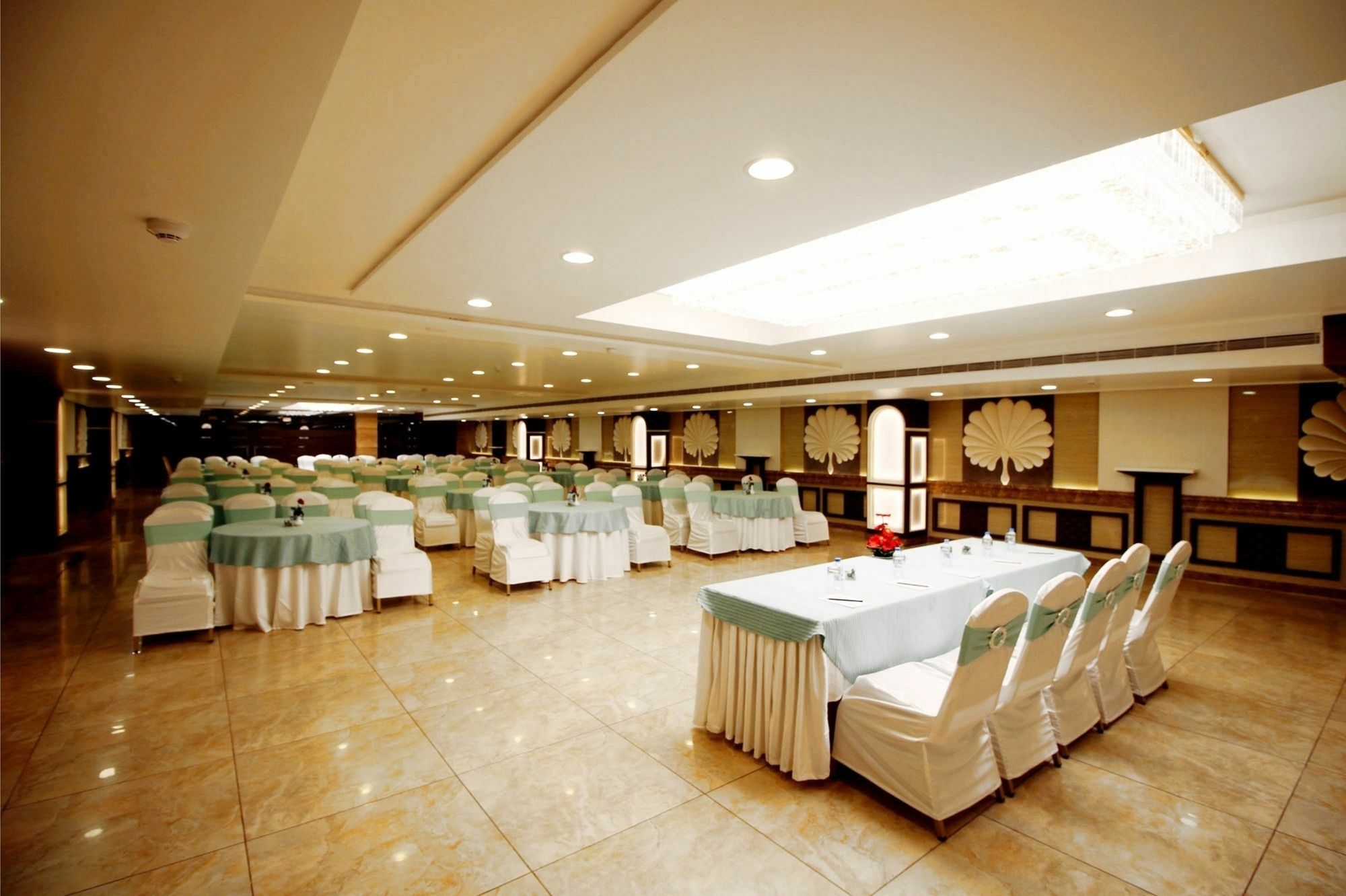 Pinnacle By Click Hotels, Lucknow Exteriör bild