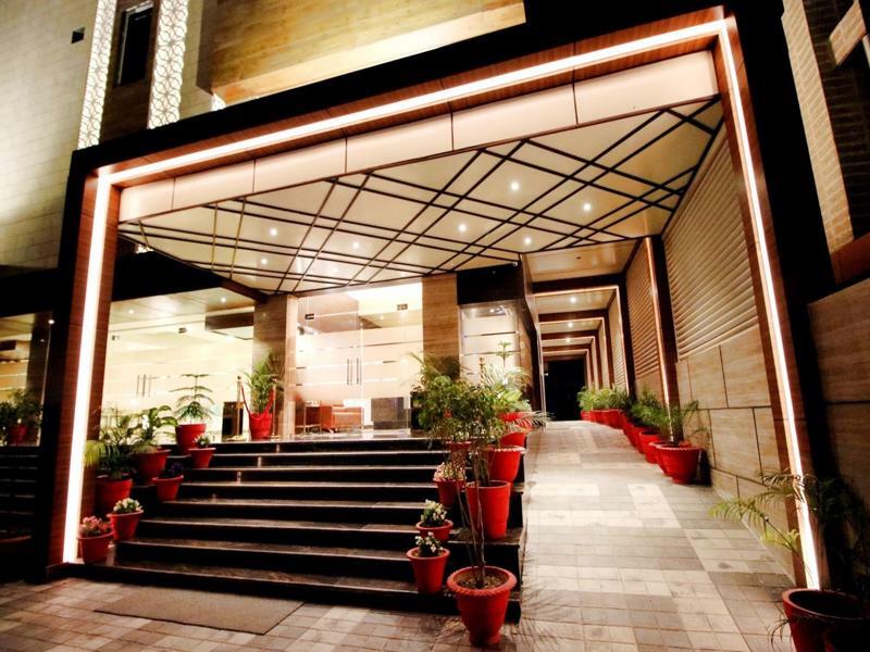 Pinnacle By Click Hotels, Lucknow Exteriör bild